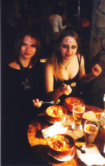 наше любимое кафе "Ориент". Я - слева, Аля - справа