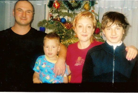 Начнем слева:Игорь(брат),Даник(пельмень),Жена-Ольга,Андрей(2пел)