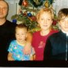 Начнем слева:Игорь(брат),Даник(пельмень),Жена-Ольга,Андрей(2пел)