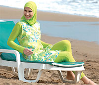 На пляжах Турции появились девушки в мусульманских бикини