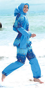На пляжах Турции появились девушки в мусульманских бикини
