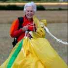 90-летняя британка отметила юбилей прыжком с парашютом