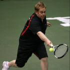 Элтон Джон смешно играет в теннис
