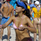 Пляжный волейбол с девушками