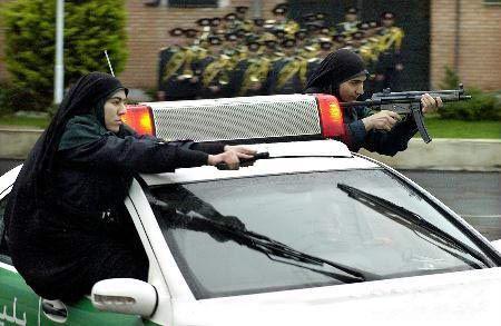 Женщины в Иранской полиции на учениях