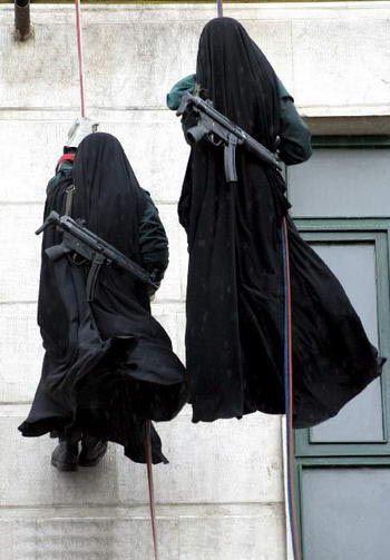 Женщины в Иранской полиции на учениях