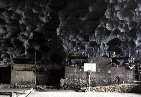 Троглодиты - жители пещер в Китае. Фото
