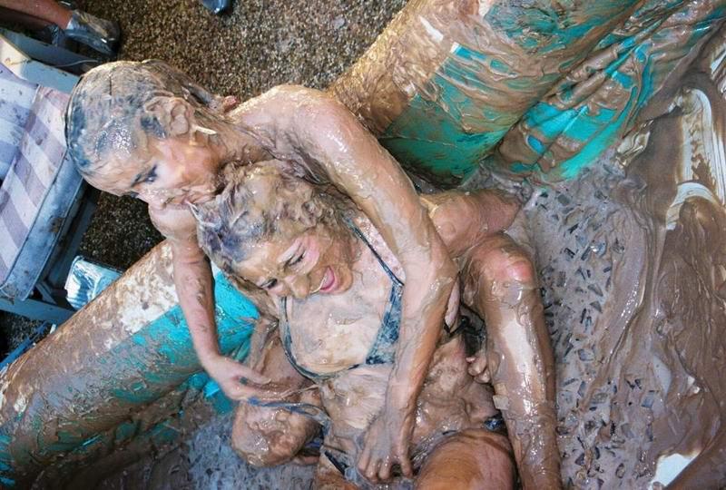 Борьба девушек в грязи