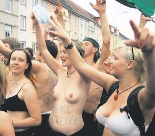 Немецкая молодежь устроила голый протест накануне встречи G-8