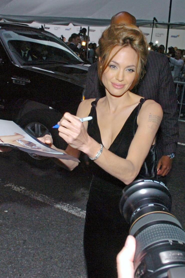 Что случилось с Анджелина Джоли?