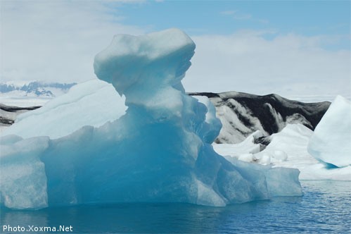 Айсберг в ледяной лагуне