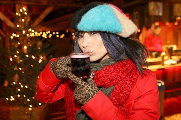 Актриса и модель Бай Линг (Bai Ling) на рождественской ярмарке