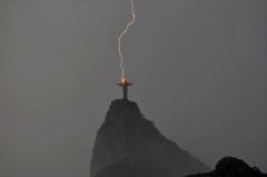 Статуя Христа-Спасителя в момент удара молнии