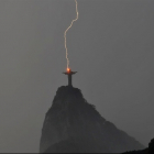 Статуя Христа-Спасителя в момент удара молнии