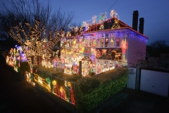 Рождественская иллюминация фасада дома в городе Мелкшам, Англия.