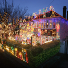 Рождественская иллюминация фасада дома в городе Мелкшам, Англия.