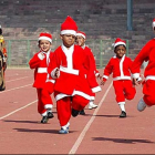 Ученики индийской школы, переодетые в костюмы Санта-Клаусов в Бо
