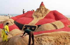 Песочная скульптура Санта-Клауса в городе Пурия, Индия.