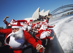 Санта-Клаусы катаются на высокоскоростной лодке Adrenalin High S