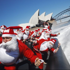 Санта-Клаусы катаются на высокоскоростной лодке Adrenalin High S
