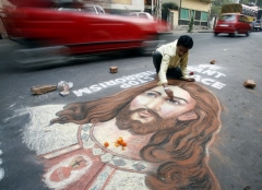 Индийский художник заканчивает работу над картиной Иисуса Христа