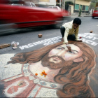 Индийский художник заканчивает работу над картиной Иисуса Христа