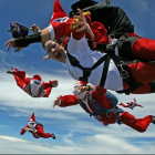 Прыжки с парашютом на Рождество неподалеку от австралийского Сид