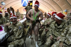 Британский солдат в костюме Бората на Рождество на военной базе 