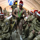 Британский солдат в костюме Бората на Рождество на военной базе 