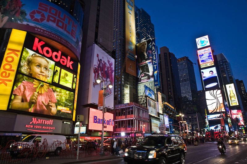 Реклама в Нью-Йорке. Вечером на Таймс-сквер