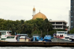 Мальдивы -- мусульманская страна. каждый уважающий себя остров имеет мечеть