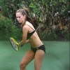 Дженнифер Лав Хьюитт играет в теннис