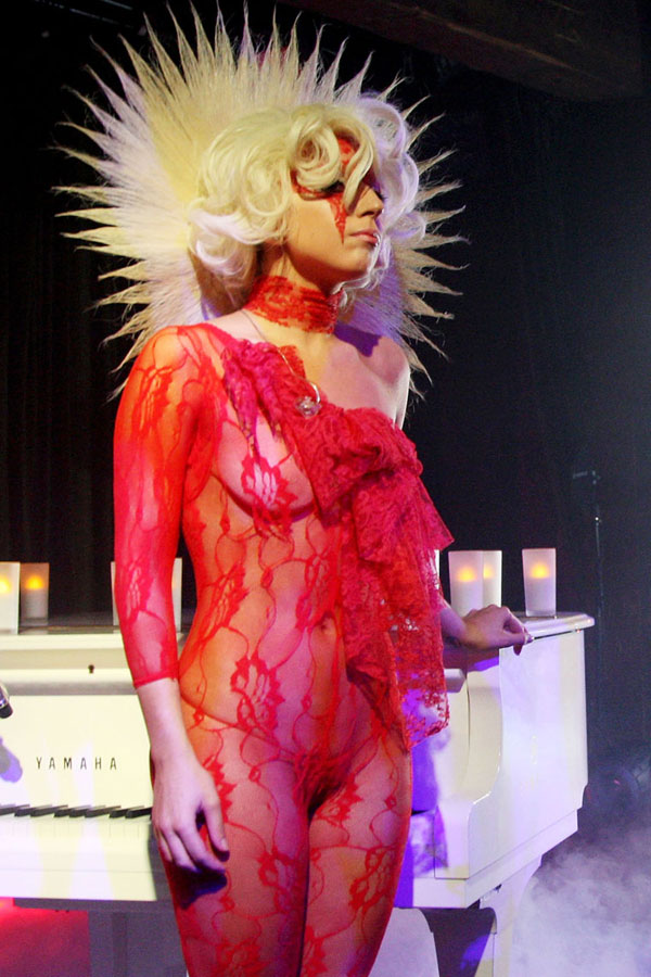 Леди Гага пришла на церемонию MTV в одних стрингах