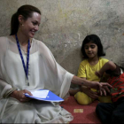 Анжелина Джоли и Брэд Питт посетили беженцев из Ирака
