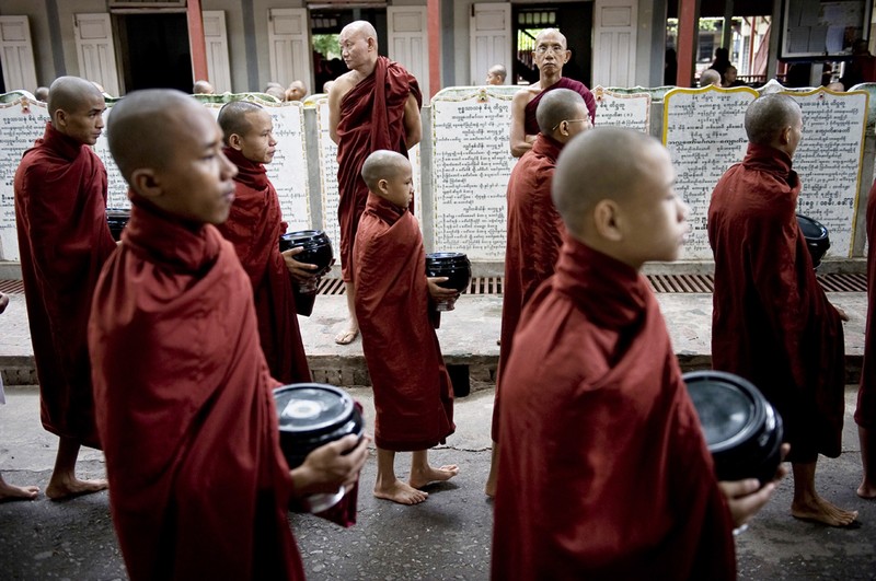 Буддийские послушники стоят в очереди за едой в монастыре Маха Гент Нар Юн