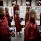 Буддийские послушники стоят в очереди за едой в монастыре Маха Гент Нар Юн