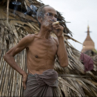 Старик курит местную сигару в городе Баган