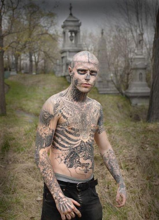 Человек, который любит татуировки