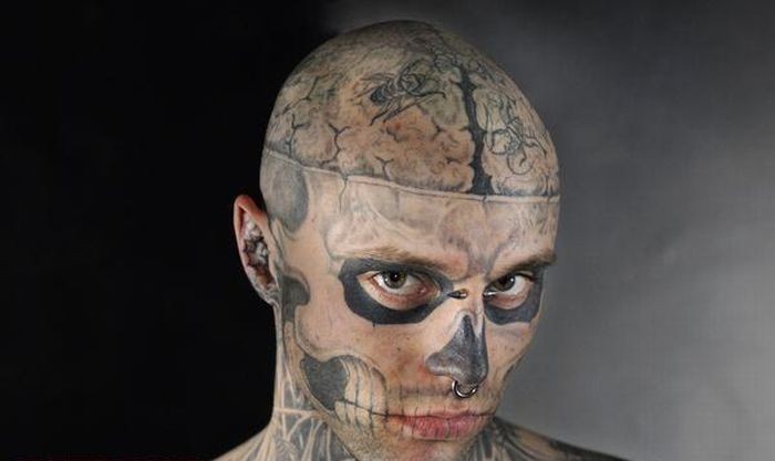 Человек, который любит татуировки