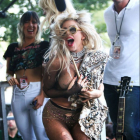 Lady Gaga прыгнула на толпу фанатов во время концерта