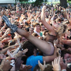 Lady Gaga прыгнула на толпу фанатов во время концерта