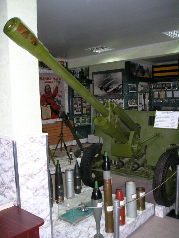 Музей Хельницкого ВАКУ. Гаубица ЗИС-3 с боеприпасами (мы из таких тоже стреляли)