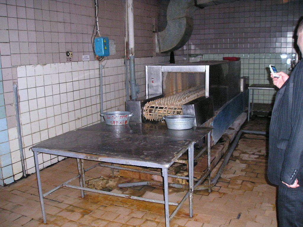 Хельницкое ВАКУ. Столовая. Раритетная посудомоечная машина - за четыре года моей учебы работала один раз - пол дня