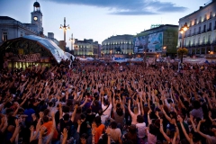 Демонстранты на общем собрании на площади Пуэрта дель Сол в Мадриде. Тысячи испанцев продолжают акции протеста в центре испанско