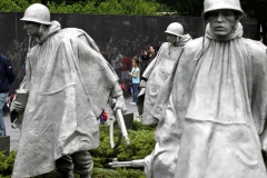 Посетители мемориала ветеранов Корейской войны в Вашингтоне. Мотоциклисты и байкеры съехались в столицу США на ежегодное меропри