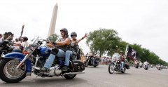 Участники ежегодного мотослета «Rolling Thunder» на фоне Монумента Вашингтона на Национальной аллее в День Памяти в Вашингтоне. 