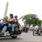 Участники ежегодного мотослета «Rolling Thunder» на фоне Монумента Вашингтона на Национальной аллее в День Памяти в Вашингтоне. 