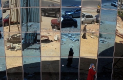 Отражение людей в окнах нового офисного здания в городе имени 6 октября в Египте. Город имени 6 Октября был основан в 1979 году,
