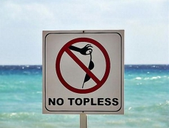 На пляже Канкун в Мексике есть знак, запрещающий дамам принимать солнечные ванны топлесс.