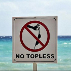 На пляже Канкун в Мексике есть знак, запрещающий дамам принимать солнечные ванны топлесс.